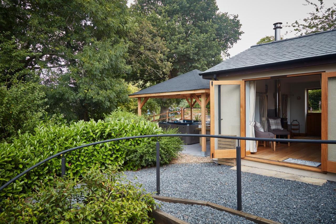 Upper Gelli Luxury Holiday Lodge, Converted Dairy & Cosy Shepherds Huts เวลช์พูล ภายนอก รูปภาพ