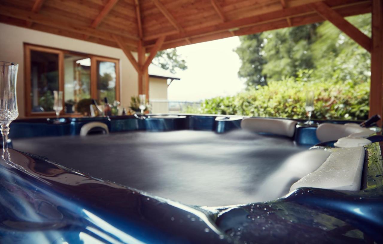 Upper Gelli Luxury Holiday Lodge, Converted Dairy & Cosy Shepherds Huts เวลช์พูล ภายนอก รูปภาพ